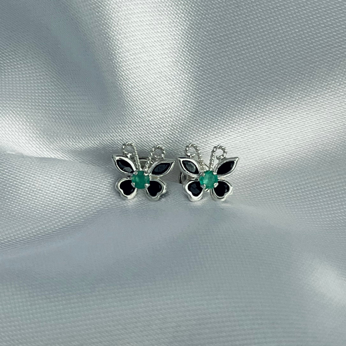 TOPITOS MARIPOSA EN PLATA LEY 925 CON ESMERALDA NATURAL
