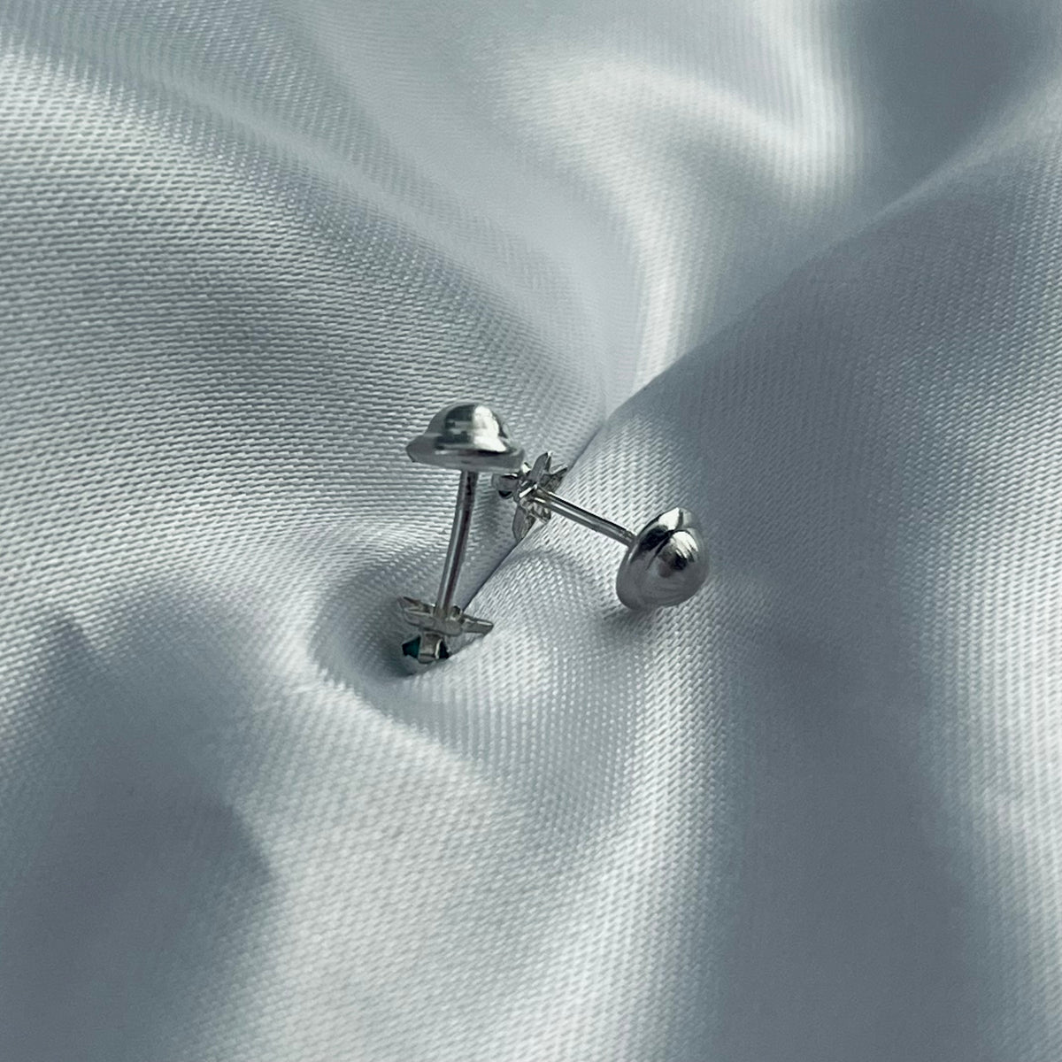TOPITOS ESTRELLITA EN PLATA LEY 925 CON ESMERALDA NATURAL