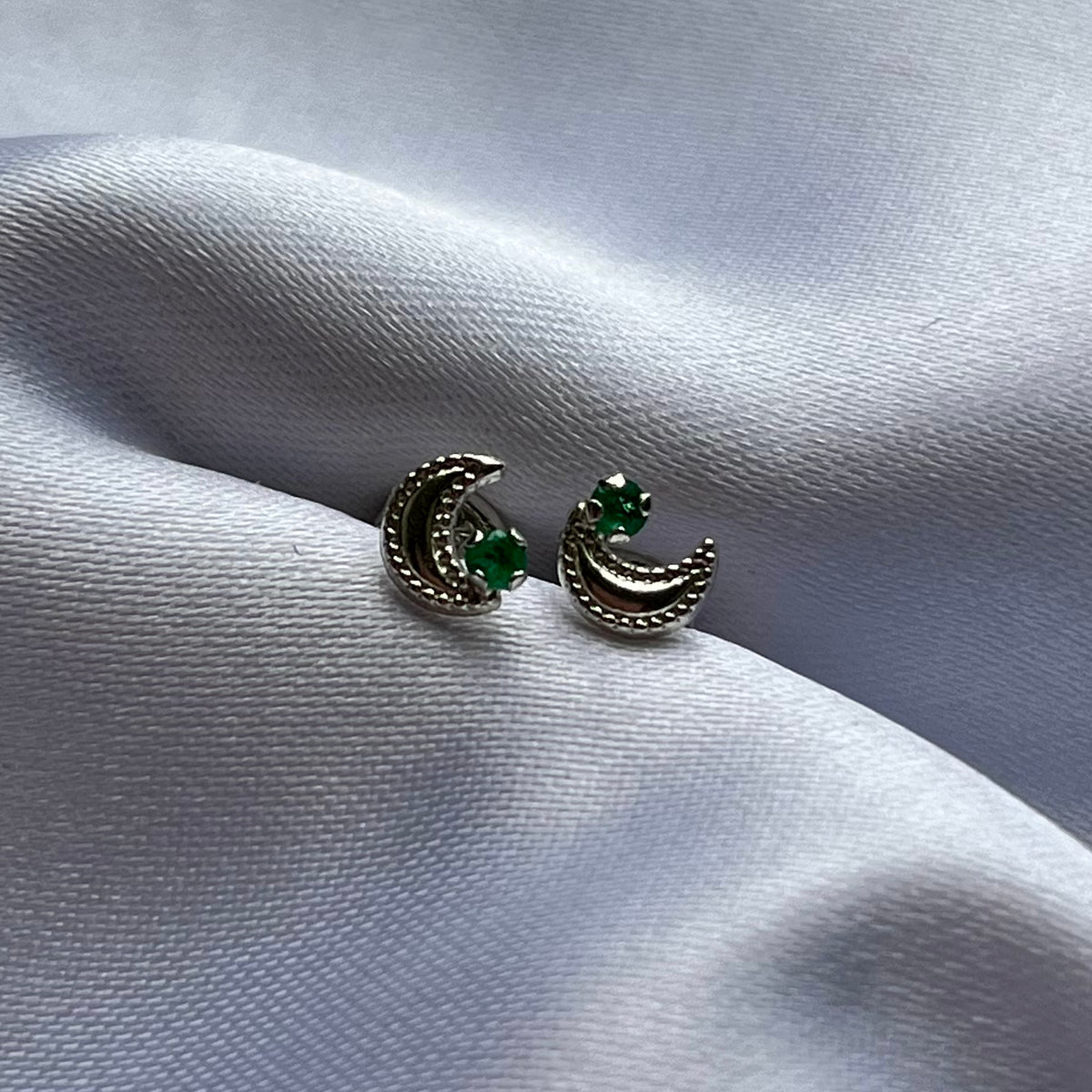 TOPITOS LUNA EN PLATA LEY 925 CON ESMERALDA NATURAL