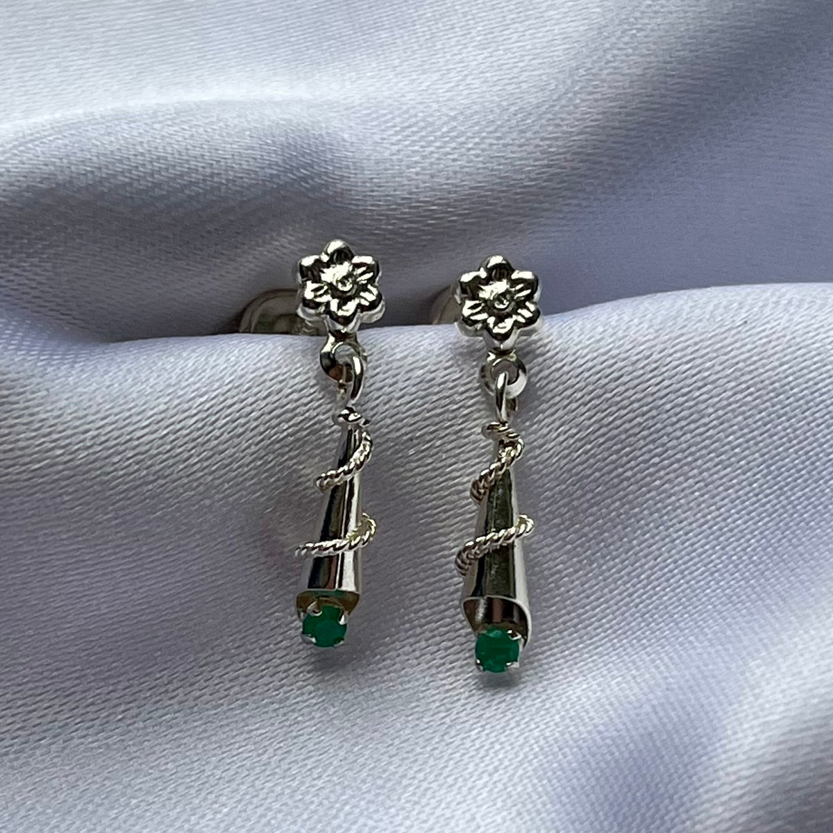TOPITOS GOLGANTES EN PLATA LEY 925 CON ESMERALDA NATURAL
