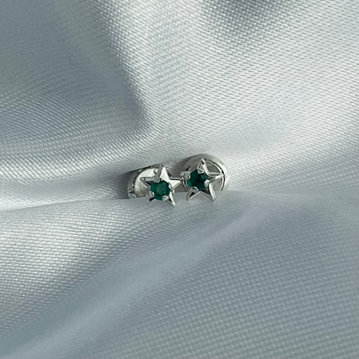 TOPITOS ESTRELLITA EN PLATA LEY 925 CON ESMERALDA NATURAL
