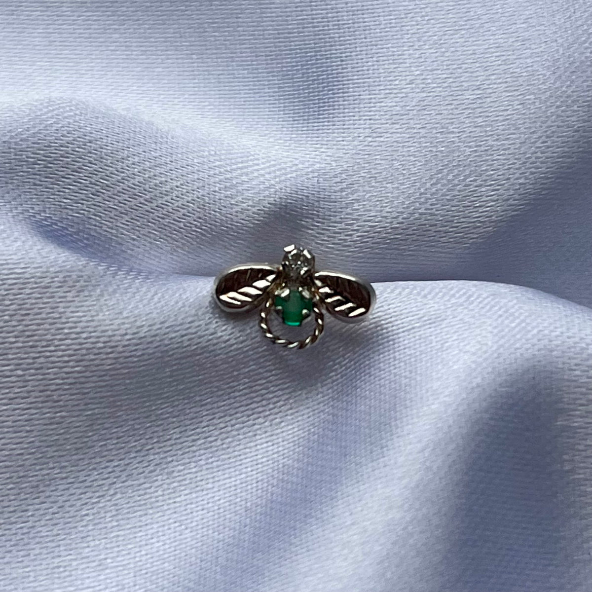 TOPITOS ABEJA EN PLATA LEY 925 CON ESMERALDA NATURAL