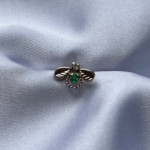 TOPITOS ABEJA EN PLATA LEY 925 CON ESMERALDA NATURAL