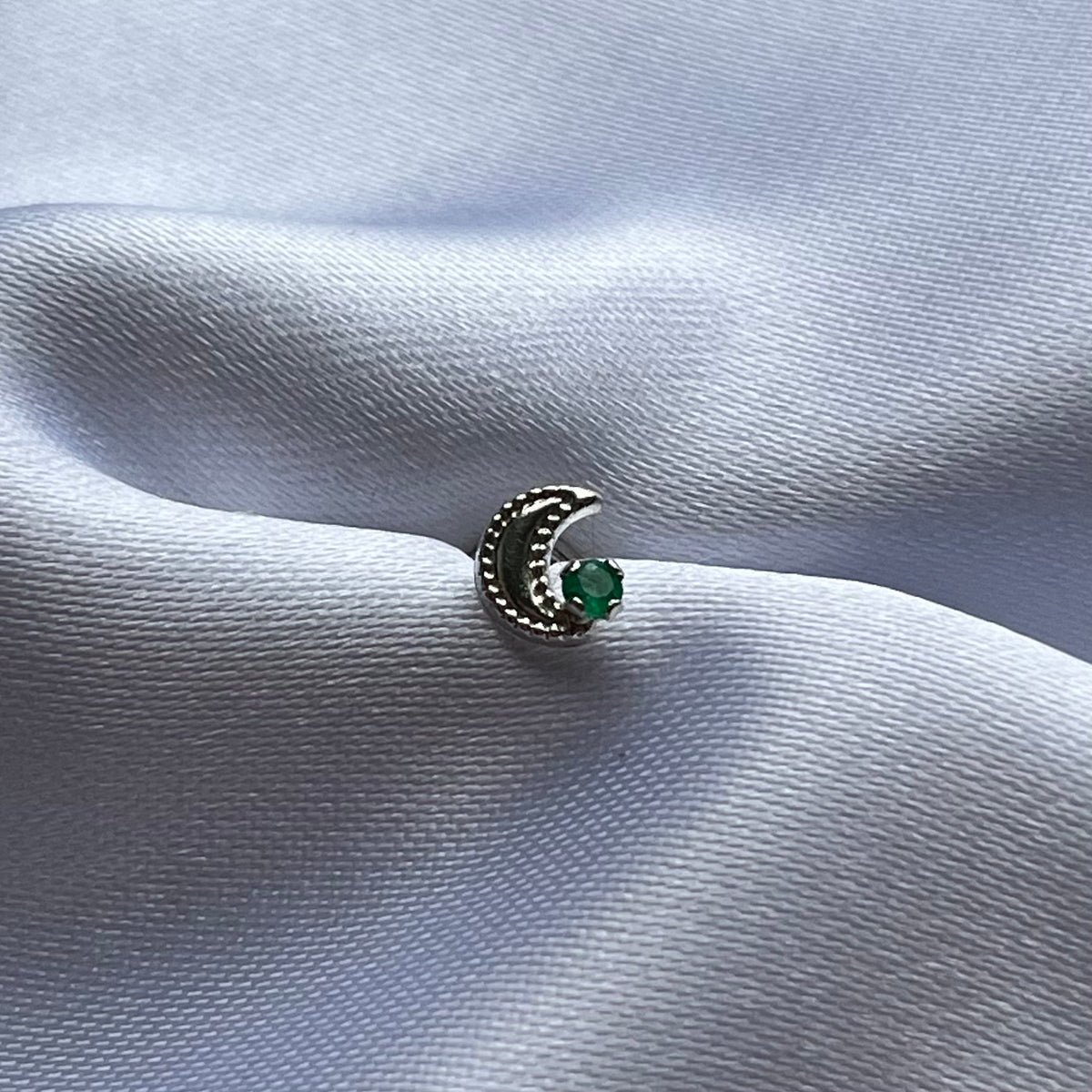 TOPITOS LUNA EN PLATA LEY 925 CON ESMERALDA NATURAL