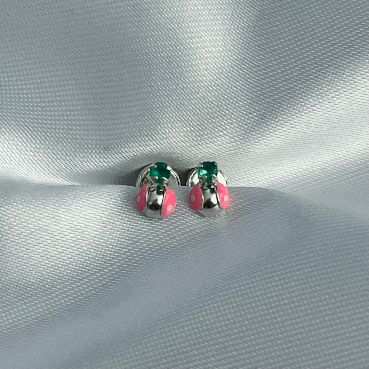 TOPITOS MARIQUITA ROSADA EN PLATA LEY 925 CON ESMERALDA NATURAL