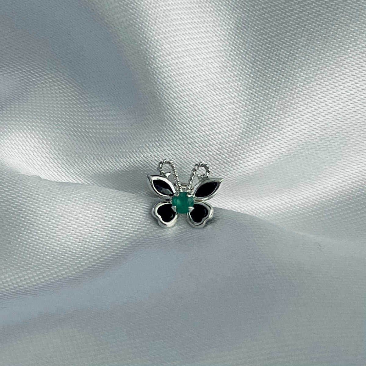 TOPITOS MARIPOSA EN PLATA LEY 925 CON ESMERALDA NATURAL