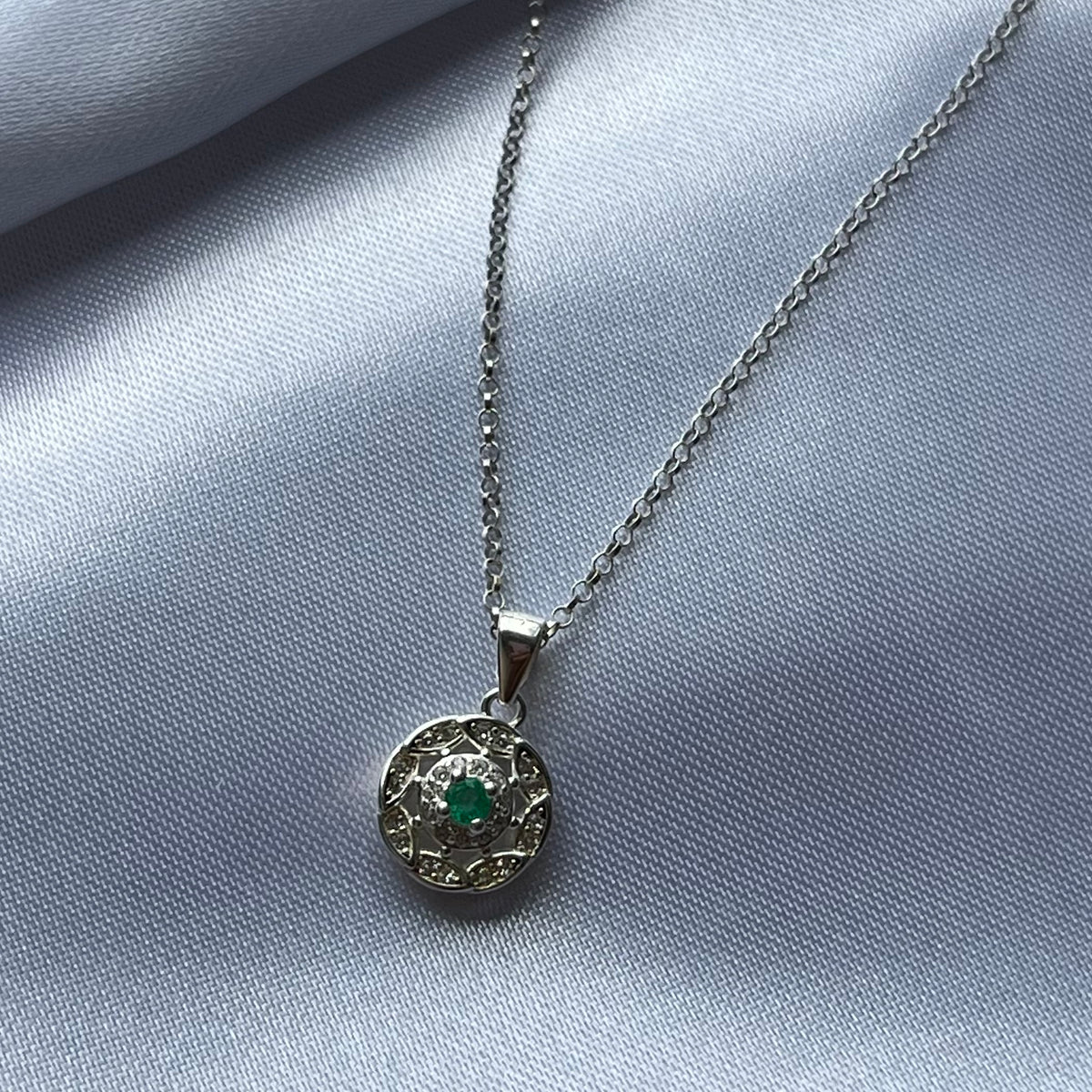 SET DE JOYERÍA EN PLATA LEY 925 CON ESMERALDA NATURAL