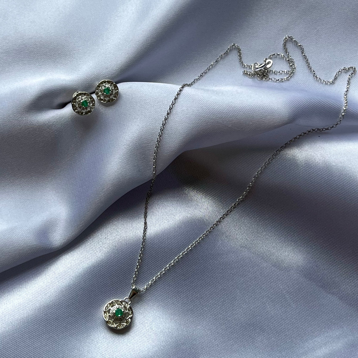 SET DE JOYERÍA EN PLATA LEY 925 CON ESMERALDA NATURAL