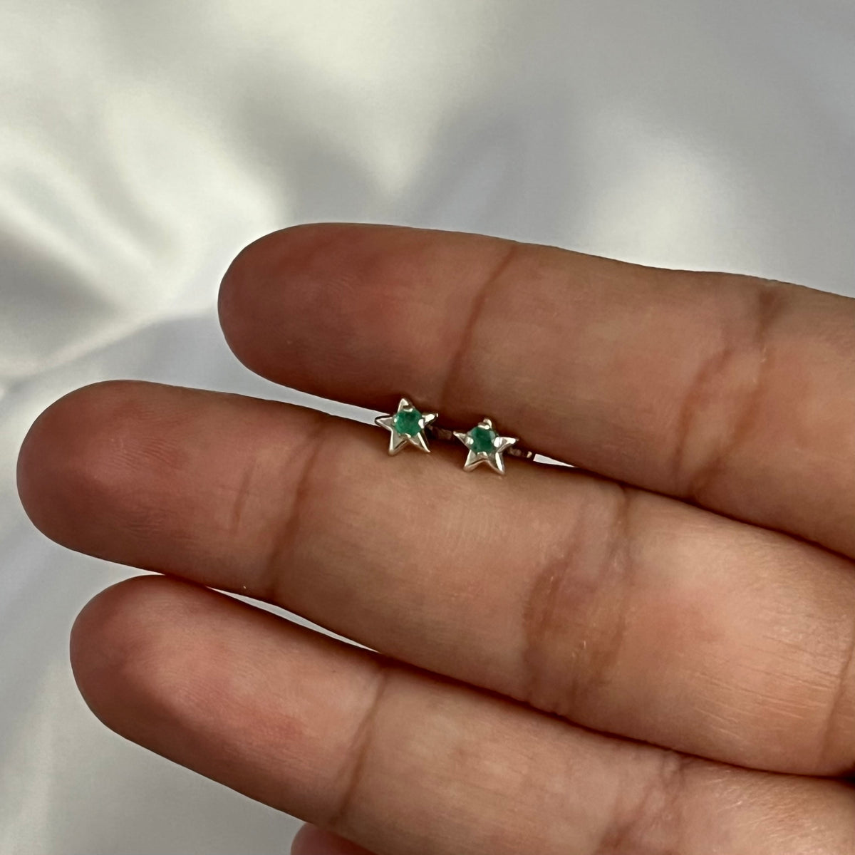 TOPITOS ESTRELLITA EN PLATA LEY 925 CON ESMERALDA NATURAL