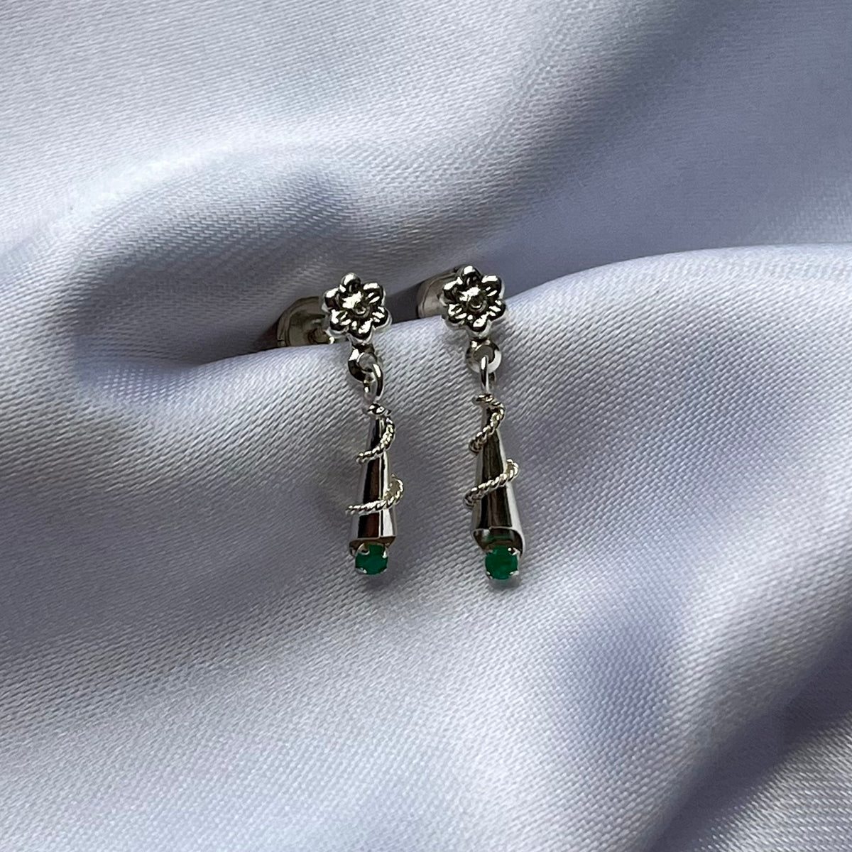 TOPITOS GOLGANTES EN PLATA LEY 925 CON ESMERALDA NATURAL