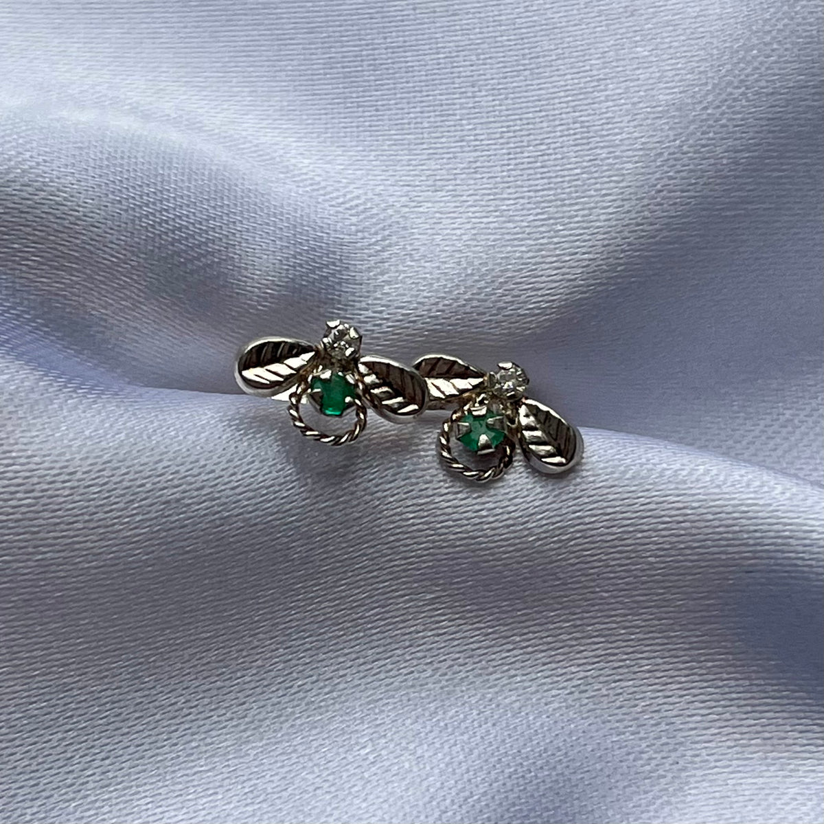 TOPITOS ABEJA EN PLATA LEY 925 CON ESMERALDA NATURAL