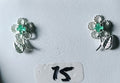 TOPITOS FLOR EN PLATA LEY 925 CON ESMERALDA NATURAL